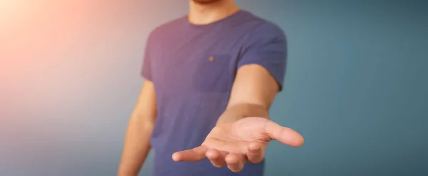 Geschäftsmann Zeigt Leere Hände Auf Verschwommenem Hintergrund — Stockfoto