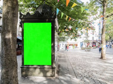 Mockup açık gazete kiosk reklam panoda Paris Sokağı