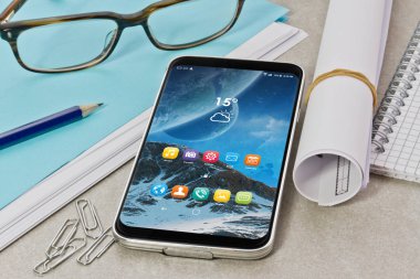 Çalışma alanı iç bir masa üzerine modern smartphone