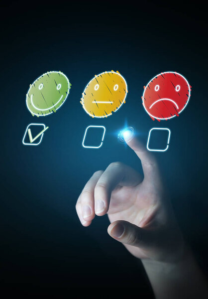 Деловая женщина на размытом фоне с помощью тонкой линии рейтинга удовлетворенности клиентов
