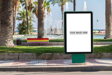 Sahil resort City avuç içi mockup ile açık billboard reklam