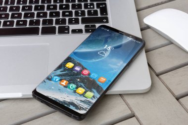 Ahşap masa yakın çekim bir laptop modern smartphone