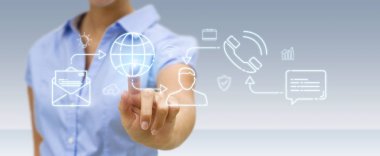 İşkadını üzerinde ince çizgi sosyal ağ simgeleri arabirimini kullanarak arka plan bulanık