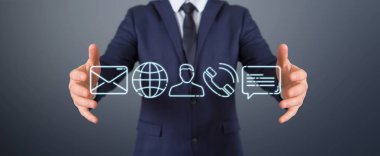 İnce çizgi iletişim simgesini kullanarak arka plan bulanık üzerinde işadamı