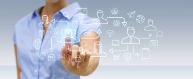 İşkadını üzerinde ince çizgi sosyal ağ simgeleri arabirimini kullanarak arka plan bulanık