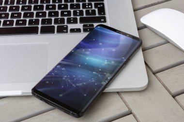 Ahşap masa yakın çekim bir laptop modern smartphone