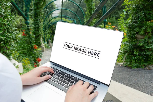 Laptop Berbaring Atas Wanita Berlutut Taman Hijau Mockup Musim Panas — Stok Foto