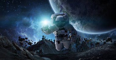 Astronot uzayda gezegenlere önünde Nasa tarafından döşenmiş bu görüntü 3d render unsurları yüzen