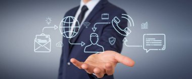 İnce çizgi sosyal ağ simgeleri arabirimini kullanarak arka plan bulanık üzerinde işadamı