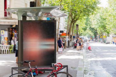 Açık otobüs durağı reklam panoda Paris Sokağı