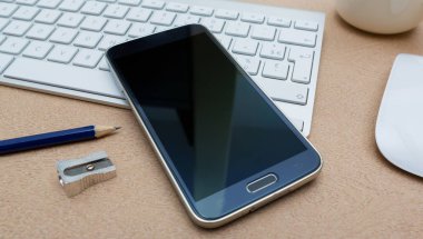 Masaüstü iç klavyesindeki modern smartphone