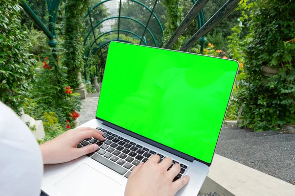 Laptop Berbaring Atas Wanita Berlutut Taman Hijau Mockup Musim Panas — Stok Foto