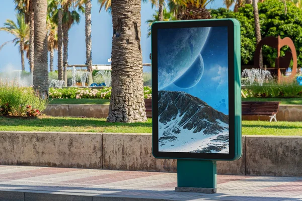Ogłoszenie Billboardzie Seaside Resort City Palmy — Zdjęcie stockowe