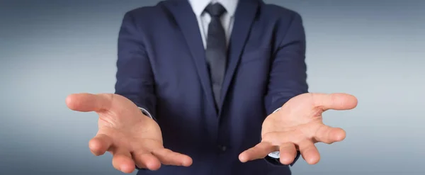 Geschäftsmann Zeigt Leere Hände Auf Verschwommenem Hintergrund — Stockfoto