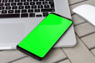 Ahşap masa yakın çekim bir laptop modern smartphone