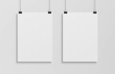 İki beyaz poster beyaz duvar klipleri mockup önünde asılı boş