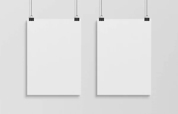 Два Порожній Білий Плакат Звисає Перед Білими Затискачами Стіни Макет — стокове фото