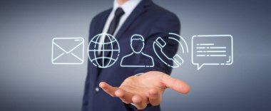 İnce çizgi iletişim simgesini kullanarak arka plan bulanık üzerinde işadamı