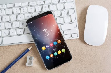 Masaüstü iç klavyesindeki modern smartphone