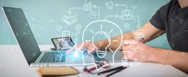 İnce çizgi simgesini proje planı sunusu kullanarak arka plan bulanık üzerinde grafik tasarımcı