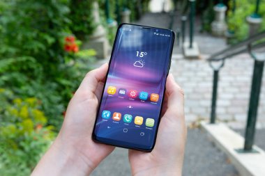 Yaz mockup yeşil bir parkta modern smartphone tutan kadın