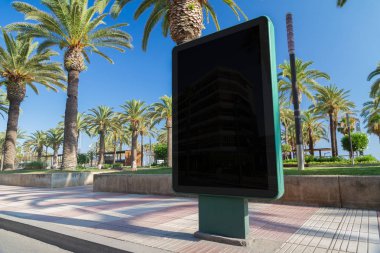 Sahil resort City avuç içi mockup ile açık billboard reklam