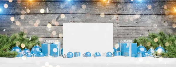Tarjeta Navidad Blanco Que Pone Bolas Azules Regalo Fondo Madera —  Fotos de Stock