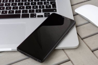 Ahşap masa yakın çekim bir laptop modern smartphone