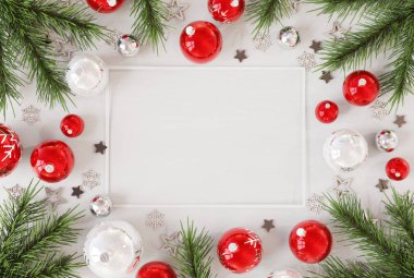 Noel kartı mockup kırmızı baubles 3d render ile beyaz ahşap üzerine
