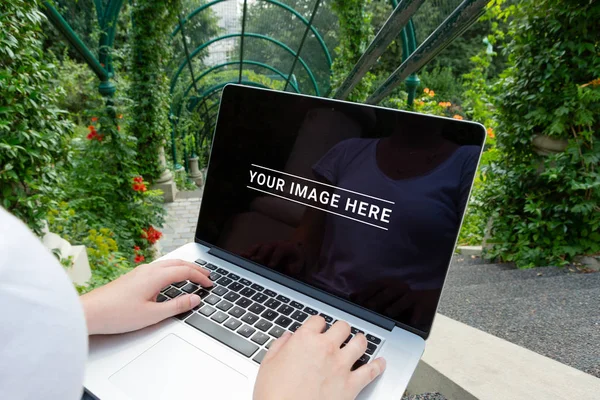 Laptop Berbaring Atas Wanita Berlutut Taman Hijau Mockup Musim Panas — Stok Foto