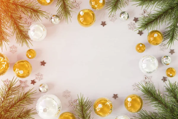 Χριστουγεννιάτικη Κάρτα Κοροϊδεύω Λευκό Ξύλο Χρυσά Στολίδια Rendering — Φωτογραφία Αρχείου
