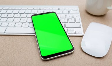 Çalışma alanı tablosu mockup modern cep telefonu ile