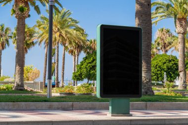Sahil resort City avuç içi mockup ile açık billboard reklam