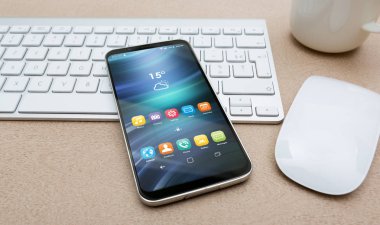 Çalışma alanı tablosu mockup modern cep telefonu ile