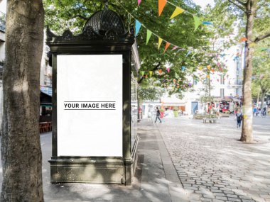 Mockup açık gazete kiosk reklam panoda Paris Sokağı