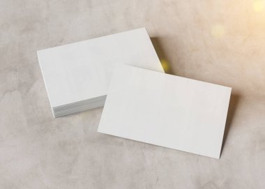 Kartvizit mockup beton zemin 3d render üzerine yığını