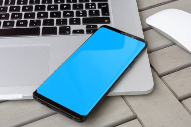 Ahşap masa yakın çekim bir laptop modern smartphone