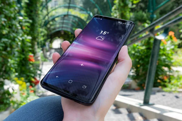 Modern smartphone bir parkta tutan kadın