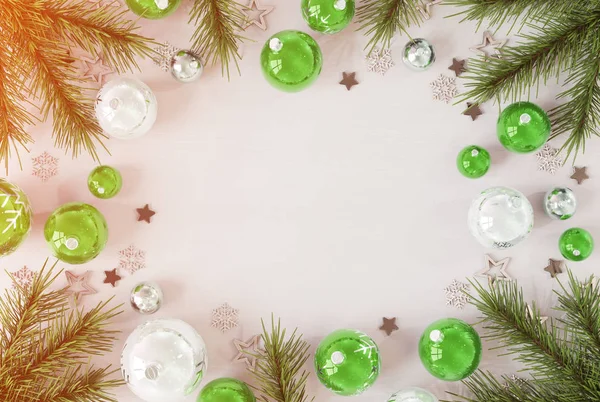 Kerstkaart Mockup Wit Hout Met Groene Kerstballen Rendering — Stockfoto