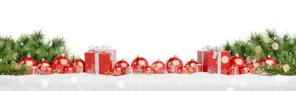 Rode Kerstballen Geschenken Opgesteld Een Witte Achtergrond Rendering — Stockfoto