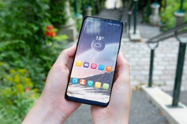 Yaz mockup yeşil bir parkta modern smartphone tutan kadın