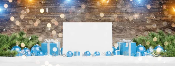 Tarjeta Navidad Blanco Que Pone Bolas Azules Regalo Fondo Madera —  Fotos de Stock