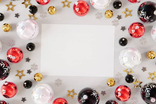 Karácsonyi Kártya Makett Fehér Piros Baubles Leképezés — Stock Fotó