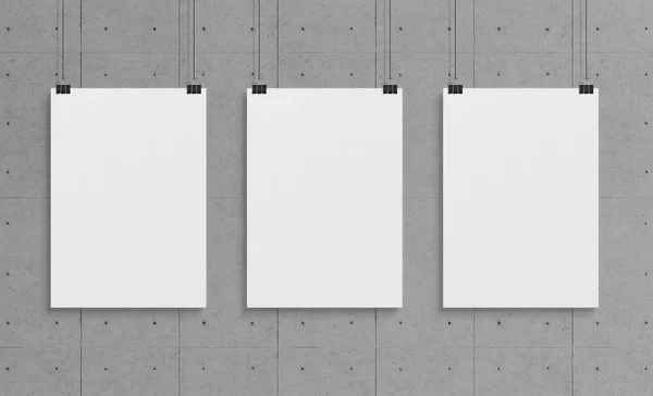 Τρία Λευκά Αφίσα Που Κρέμεται Μπροστά Από Ένα Mockup Τοίχο — Φωτογραφία Αρχείου