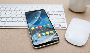 Çalışma alanı tablosu mockup modern cep telefonu ile