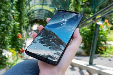 Modern smartphone bir parkta tutan kadın