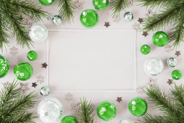 Carte Noël Maquette Sur Bois Blanc Avec Des Boules Vertes — Photo