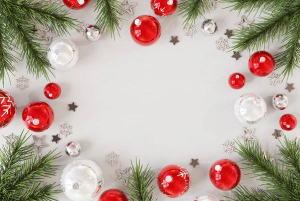 Mockup Cartão Natal Madeira Branca Com Bugigangas Vermelhas Renderização — Fotografia de Stock