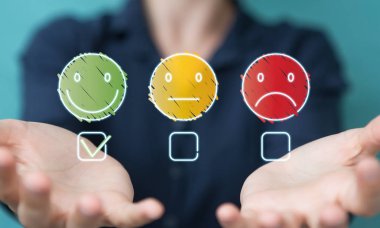 İşkadını üzerinde ince çizgi müşteri memnuniyeti derecelendirme kullanarak arka plan bulanık