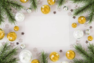 Noel kartı mockup altın baubles 3d render ile beyaz ahşap üzerine